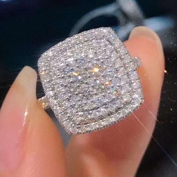 Cluster Faux Diamond Cocktail Ring size 8 Brand New - Picture 1 of 12